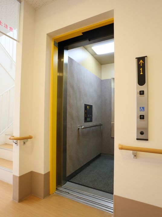 車椅子対応のエレベーター入口