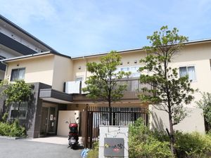 明るい日差しの外観