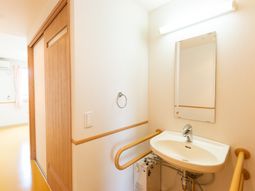 明るい洗面所の一角