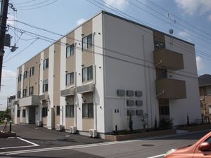 白い建物の外観