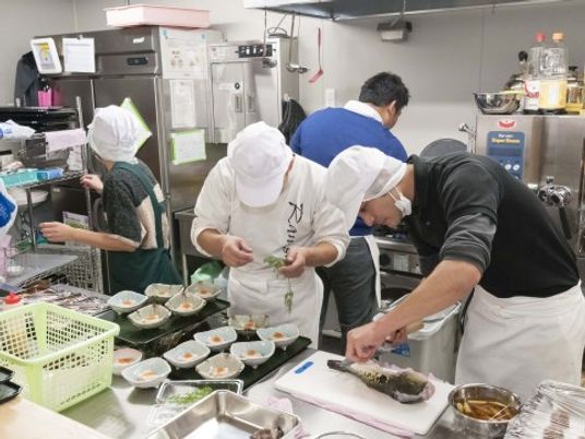 スタッフが料理を準備
