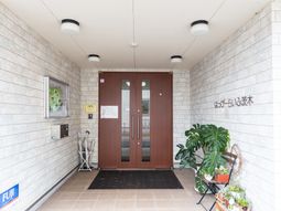 エントランスと掲示板