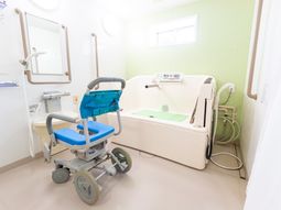 浴室の椅子とベッド