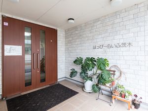 エントランスの明るい外観