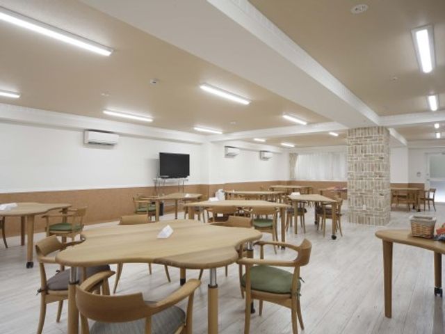 広々とした明るい食堂 ダイニング ゆったりとした配置の木製テーブルが並ぶ明るい食堂です。ご利用者様はこちらで食事やコミュニケーションを楽しまれています。