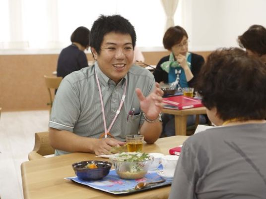 笑顔のスタッフと利用者