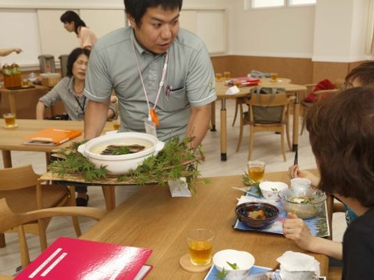 食事のサービス風景