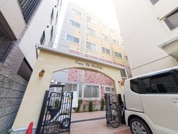 エントランスのアーチと自動車