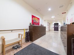 明るく清潔な廊下