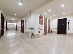 明るく広々した廊下