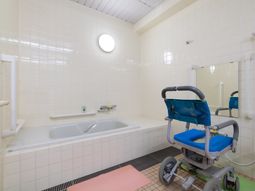 清潔な浴室と介護用チェア