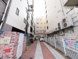 都会のビルの間の通路