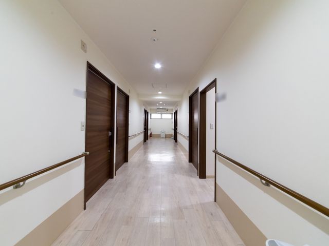 清潔感ある広々廊下 廊下 手すり付きの明るく広い廊下は、快適な移動空間を提供しています。ゆったりとした設計は、日々の安心感に繋がります。