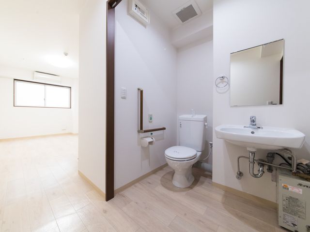 清潔なトイレの一室 居室 広々としたトイレスペースは、手すりや滑りにくい床など、安心してご利用いただける工夫が施されています。