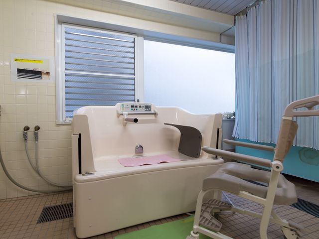 機能的な清潔な浴室 介護浴室 手すり付きで安全な浴室は、利用者の快適な身体ケアをサポートします。車椅子の方にも配慮した設計となっております。
