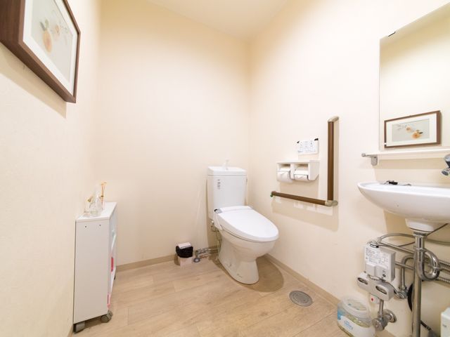 清潔なトイレ設備 トイレ 手すりが設置された清潔感のあふれるトイレ空間です。安全に配慮した作りでご年配の方の利用にも優しい設計となっています。