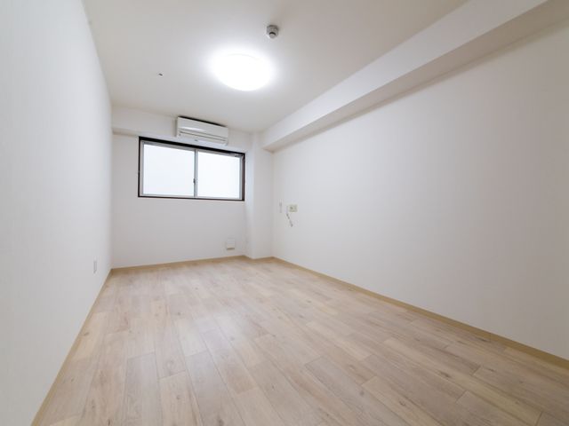 広々とした明るい居室 居室 ゆとりのある清潔な空間が確保された居室です。ご自分のスタイルに合わせて、快適な居住空間を作り出せます。