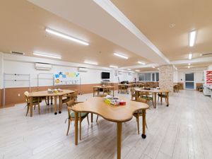 広々とした明るい食堂