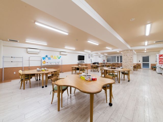 広々とした明るい食堂 リビング ゆったりとした食堂は、明るく開放感のある設計で、様々なアクティビティが行える空間です。利用者同士の交流も深まる場となっています。