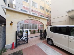 エントランスのアーチと看板