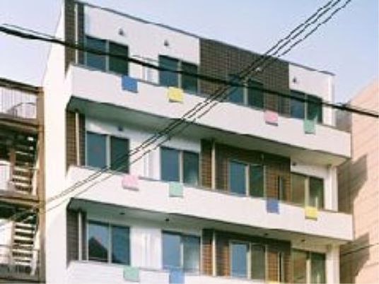 カラフルなバルコニーのある建物