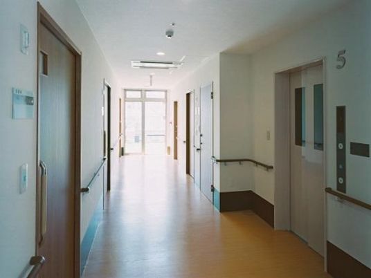 明るい通路の廊下