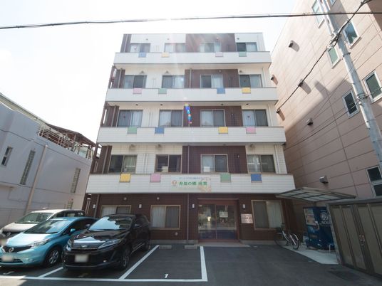 カラフルなバルコニーの建物