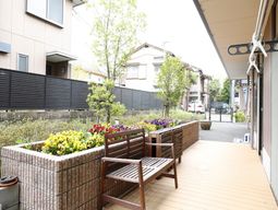 中庭のベンチと花壇