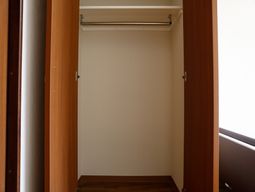 シンプルなクローゼット空間