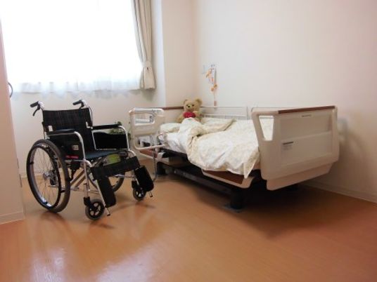 シンプルな居室と車椅子