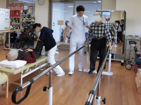 歩行支援のリハビリ風景