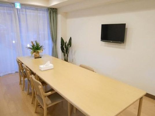清潔感のある食堂の内観
