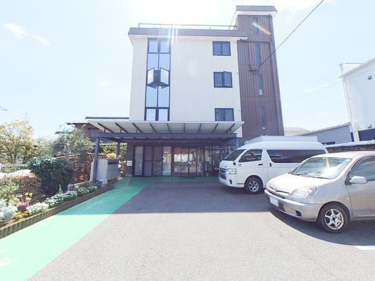 明るい施設のエントランス
