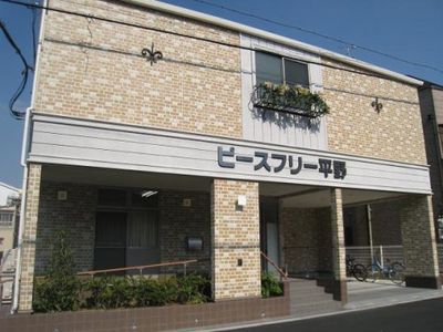 スタッフ募集の建物正面