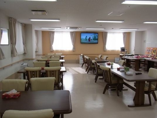 明るい食堂での勤務風景