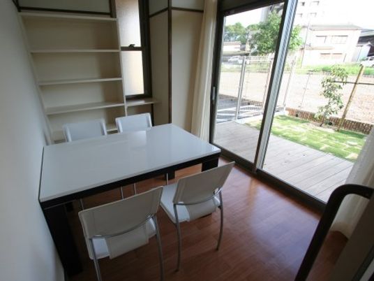 居室のテーブルと椅子