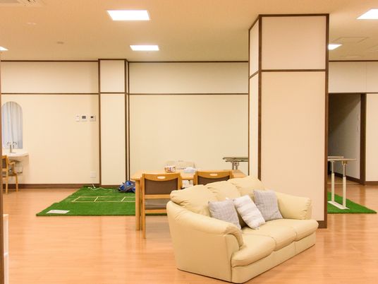 多目的室のソファと机