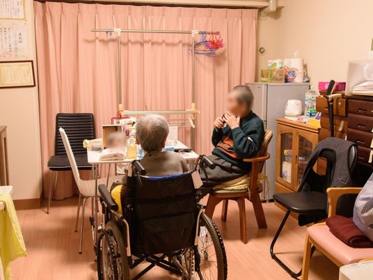 車椅子の人と対面する人の居室