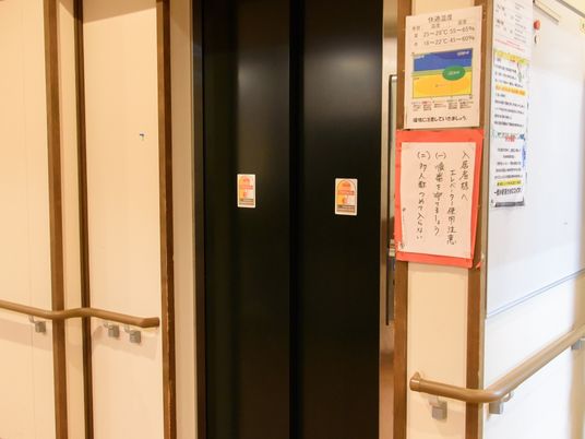 施設のエレベーター前
