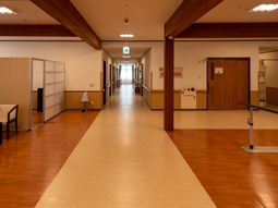 広々とした明るい廊下