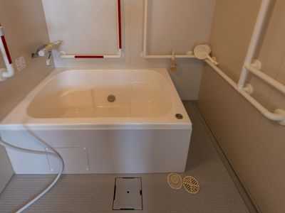 手すり付き清潔な浴室