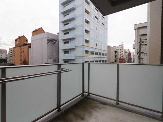 都市景とバルコニー