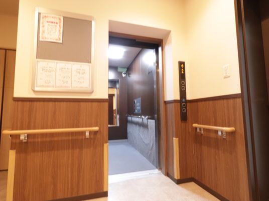 廊下とエレベーターの一角