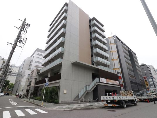 都市型多階建て施設外観