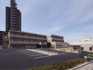 広々とした駐車場の外観