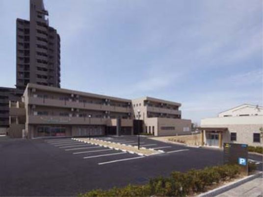 広々とした駐車場の外観