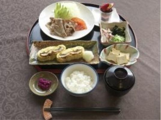 和風の料理が並ぶ食事セット