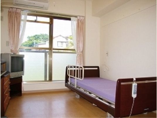 ロケアホーム鎌倉の居室。ご自宅と変わらない生活をしていただけるよう、居室内環境は充実しております。