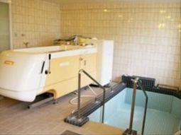 機械付き清潔な浴室