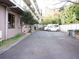 清潔感のある建物エントランス